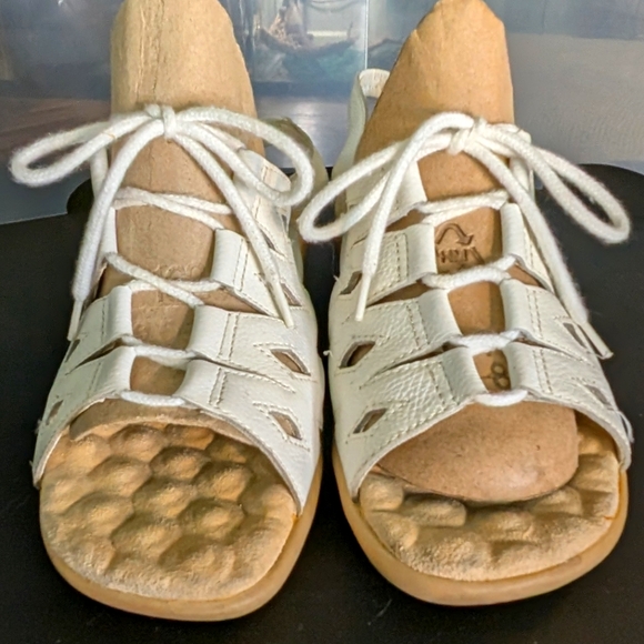 Cobbie Cuddlers Shoes - Cobbie Cuddlers 8W vintage ultra comfort white leather lace up gladiator sandals
